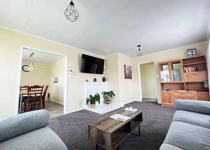 Spacious 3 Bedroom Near Skyline-5 Min Walk