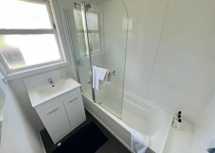 Spacious 3 Bedroom Near Skyline-5 Min Walk